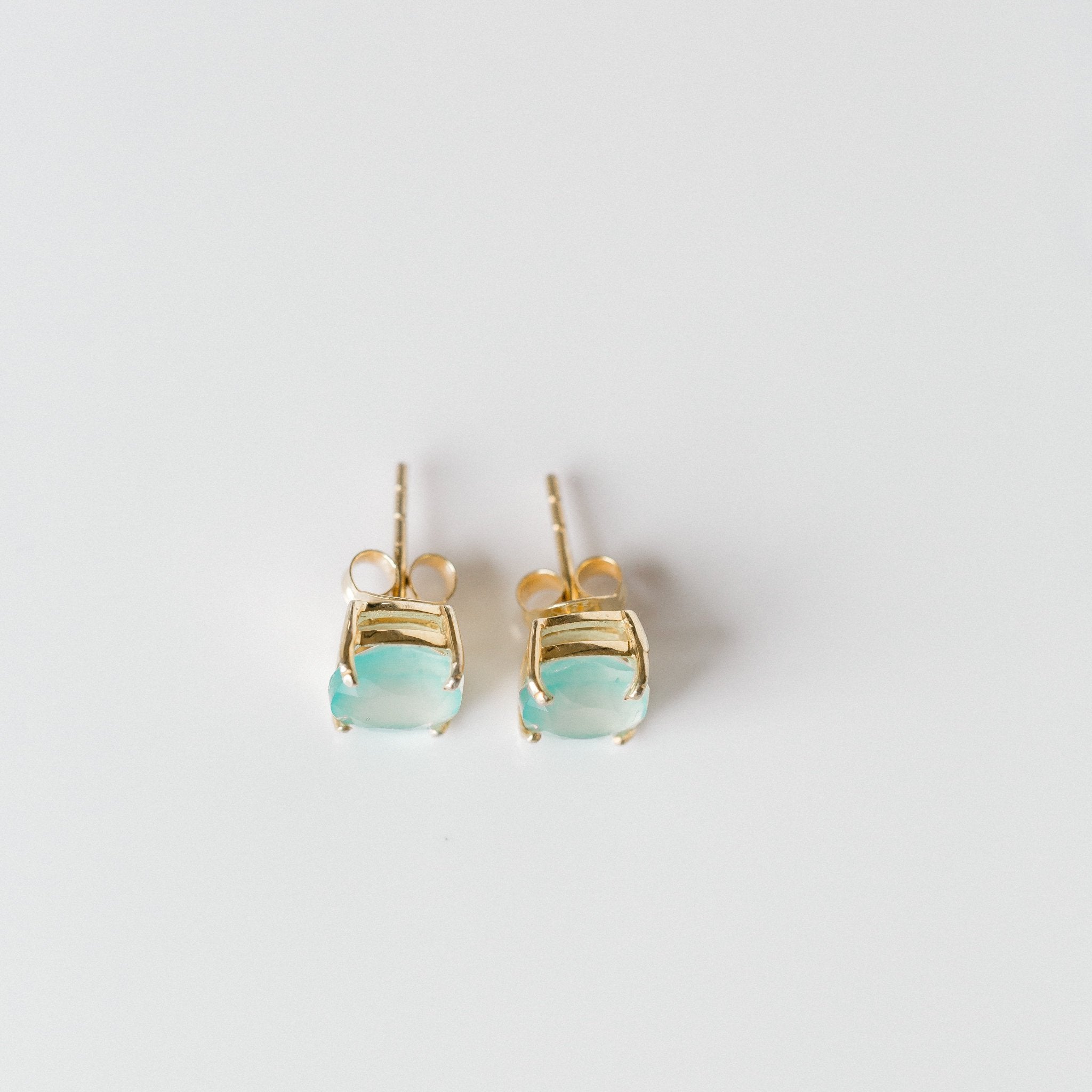 Emmy studs aqua chalcedony close-up – gemstone earrings Elli Parr
