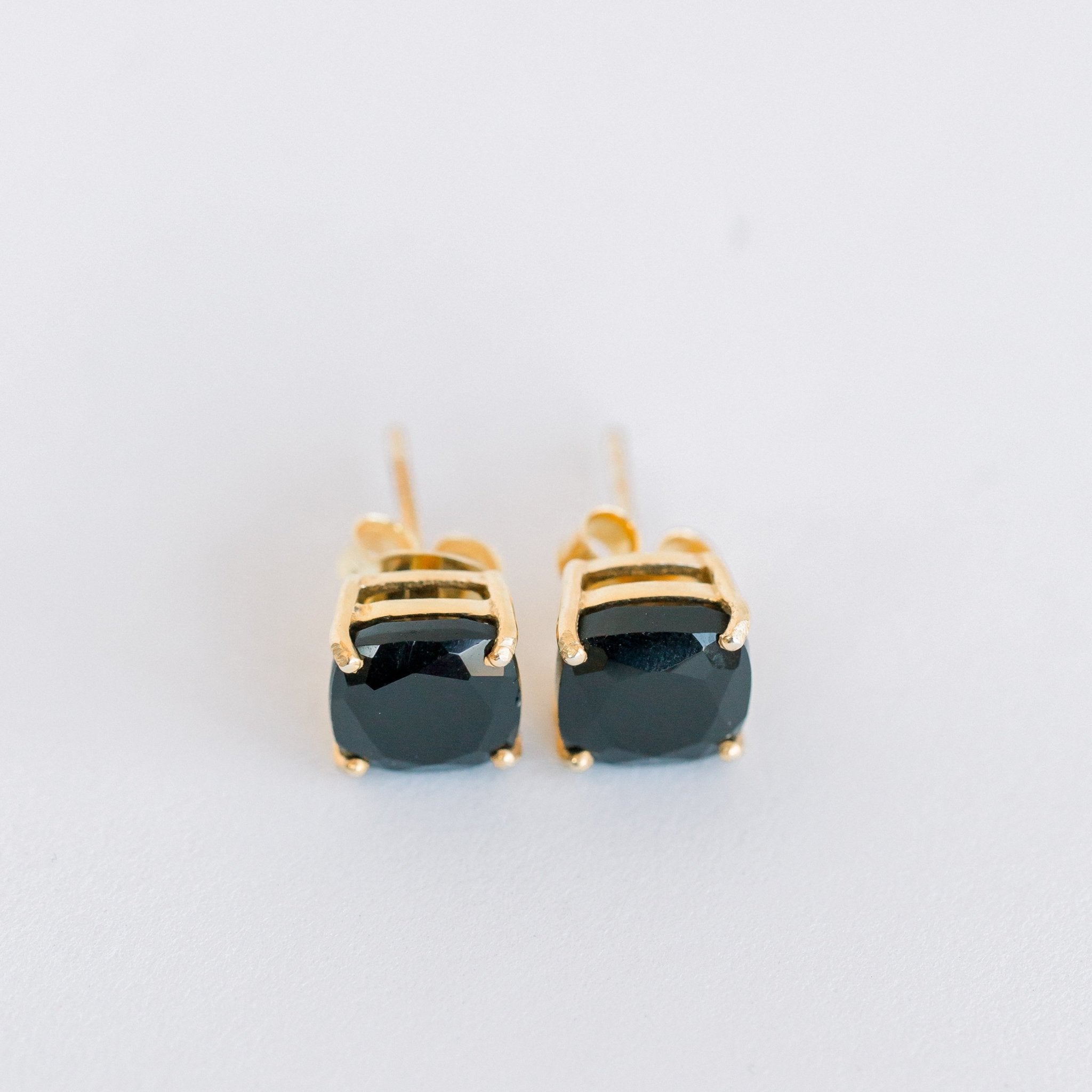 Emmy studs black onyx close-up – dainty gemstone earrings Elli Parr