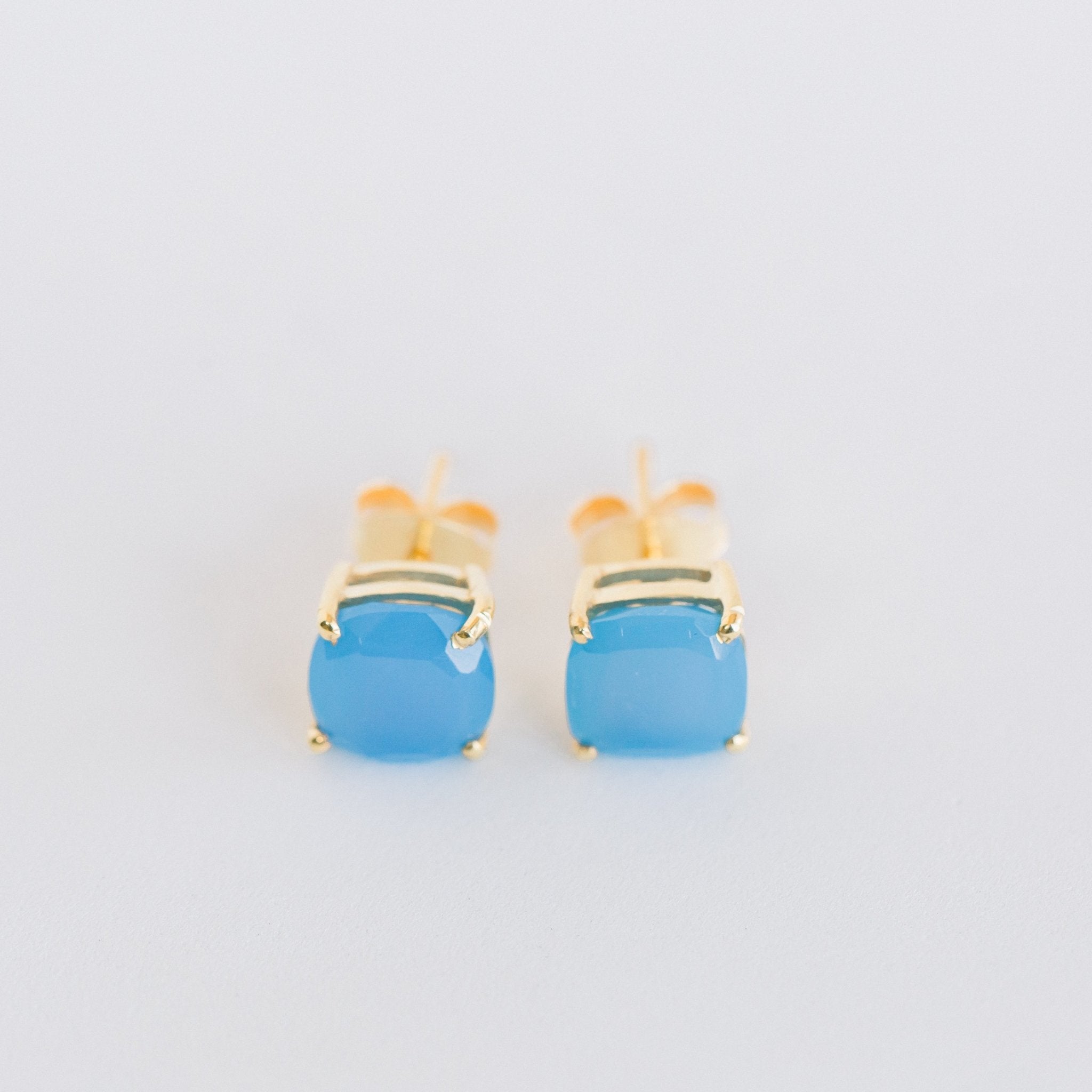 Emmy studs blue chalcedony side view in four-prong gold setting – Elli Parr